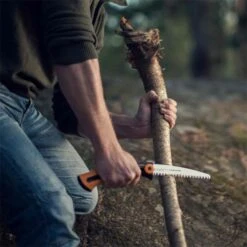 Scie Fiskars Xtract SW73 8 Scie Fiskars Xtract SW73 -Randonnée Et Camping scie pliable fiskars xtract sw73